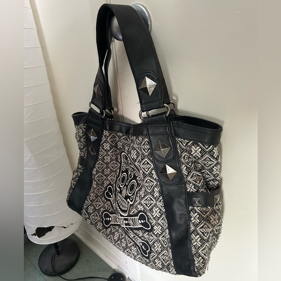 Skull black and white loungefly handbag. - Picture 4 of 8